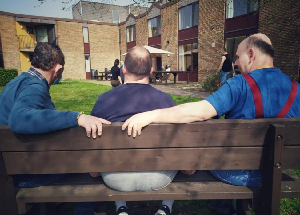 3 amis sur un banc